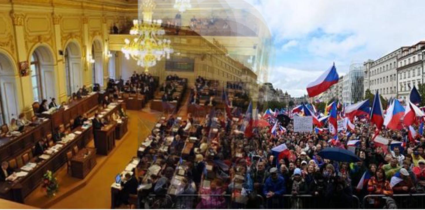 Politika ve spacáku nebo plné náměstí?