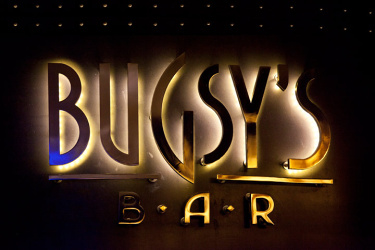 BUGSY´S BAR SLAVÍ 18. LET